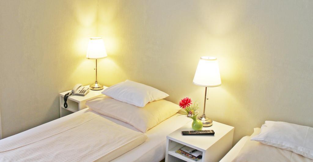 Pension Hotel Mariahilf Wina Bagian luar foto