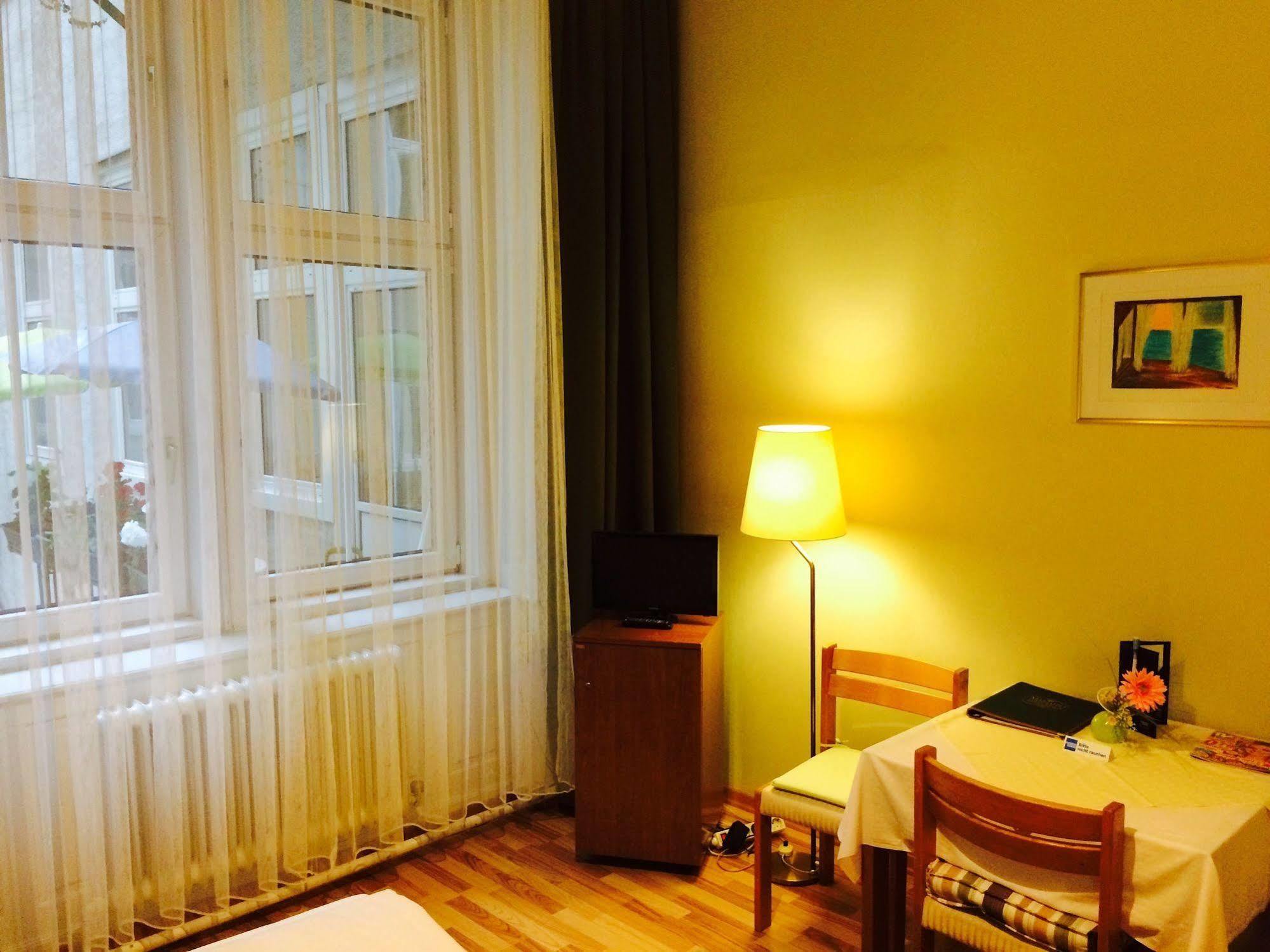 Pension Hotel Mariahilf Wina Bagian luar foto